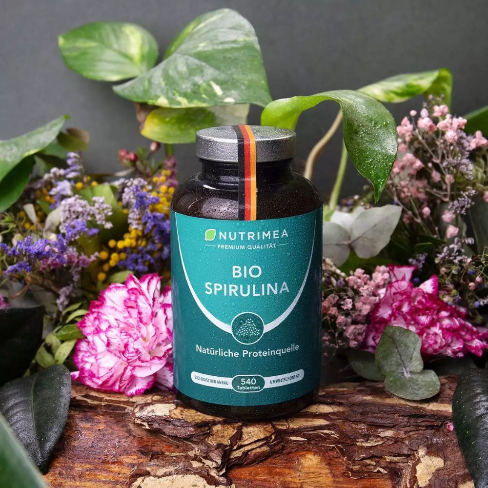 Flacone scuro con scritta verde BIO SPIRULINA. 540 compresse. Fonte proteica naturale. Bandiera tedesca.