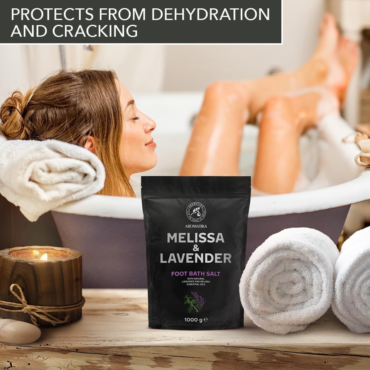 Donna in vasca da bagno con sali da bagno Melissa & Lavanda. Sacchetto nero, logo Aromatica, 1000 g. Asciugamani, candela, tavola di legno.