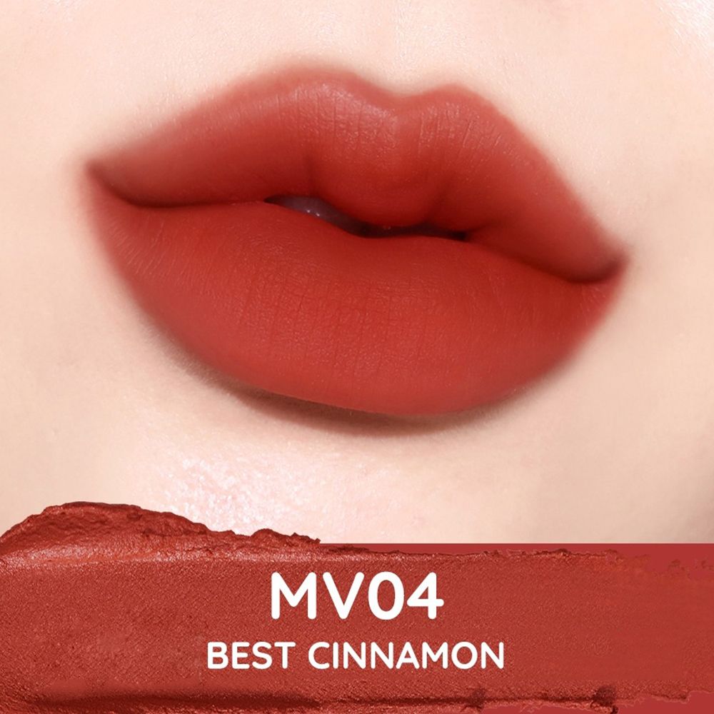 Primo piano di labbra con rossetto rosso. Sotto il testo: MV04 BEST CINNAMON.