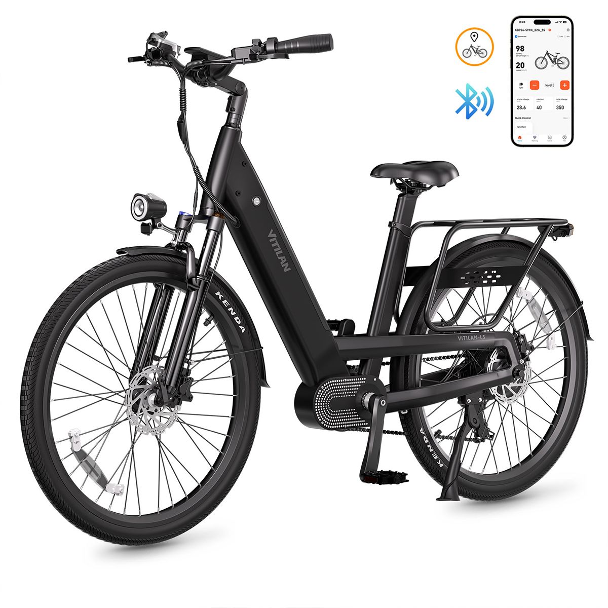 E-bike nera con portapacchi, faro e display dell'app per smartphone. Simbolo Bluetooth visibile.