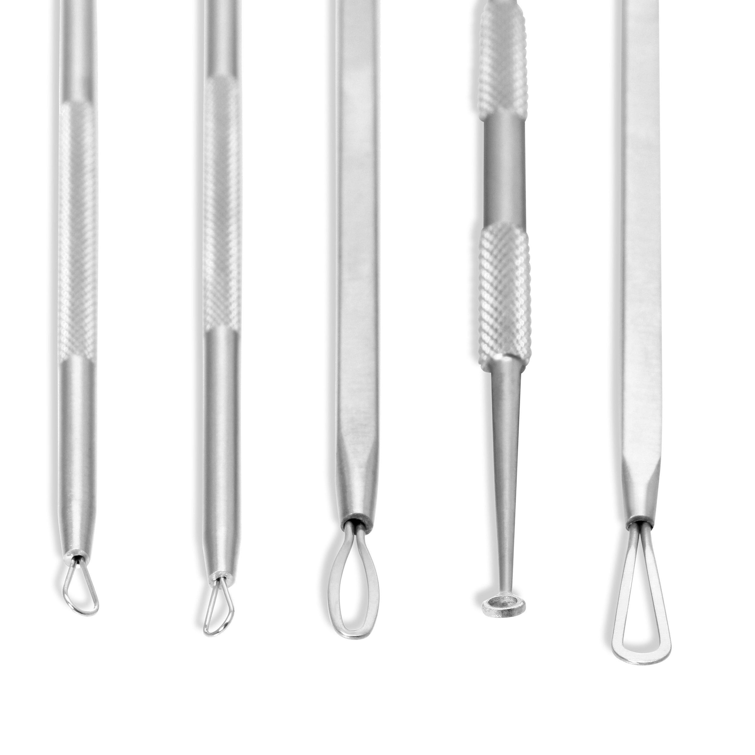 Primo piano di cinque strumenti per la rimozione dei punti neri in acciaio inox. Varie punte, manici zigrinati.