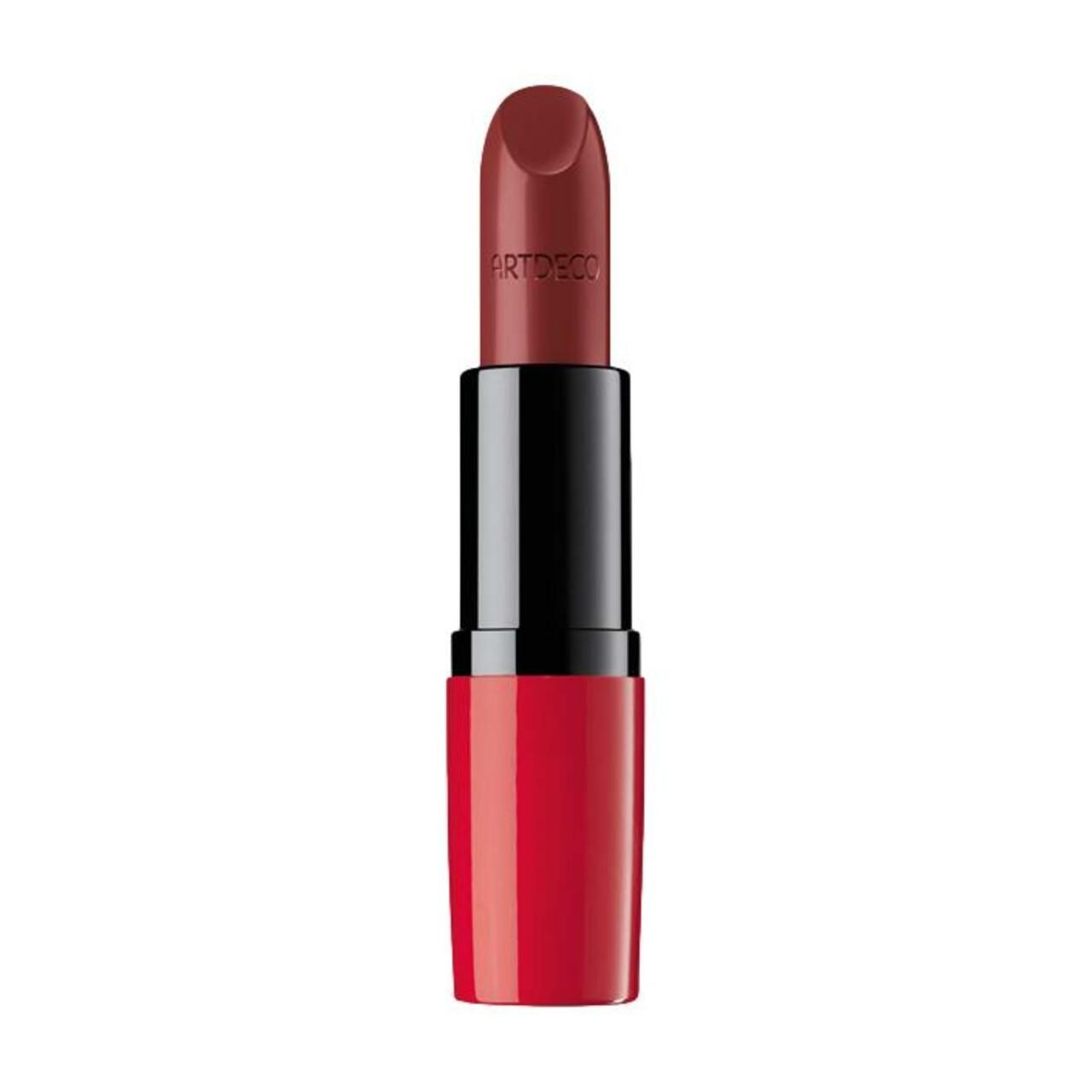 Artdeco Perfect Color Lipstick in una tonalità rosso-marrone. Fusto nero, cappuccio rosso, punta del rossetto marrone.