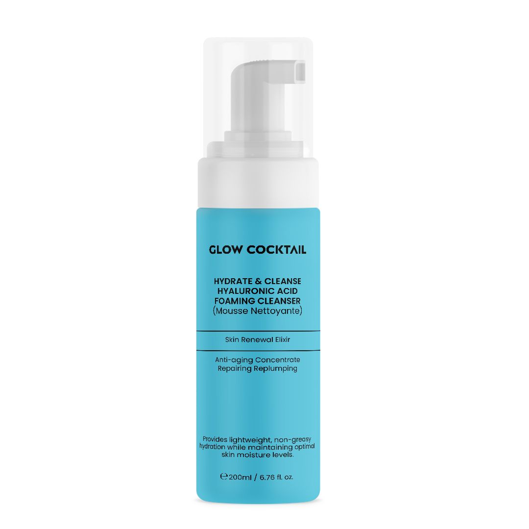 Flacone turchese con erogatore bianco. Scritta: Glow Cocktail, Hydrate & Cleanse, Hyaluronic Acid, Foaming Cleanser.