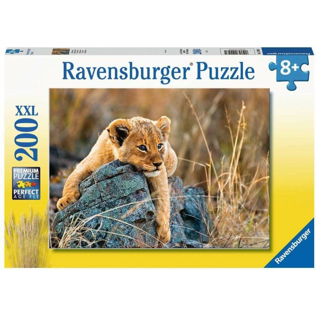 Scatola puzzle con immagine di un cucciolo di leone su una roccia. Marca Ravensburger, 200 pezzi XXL, dai 8 anni.