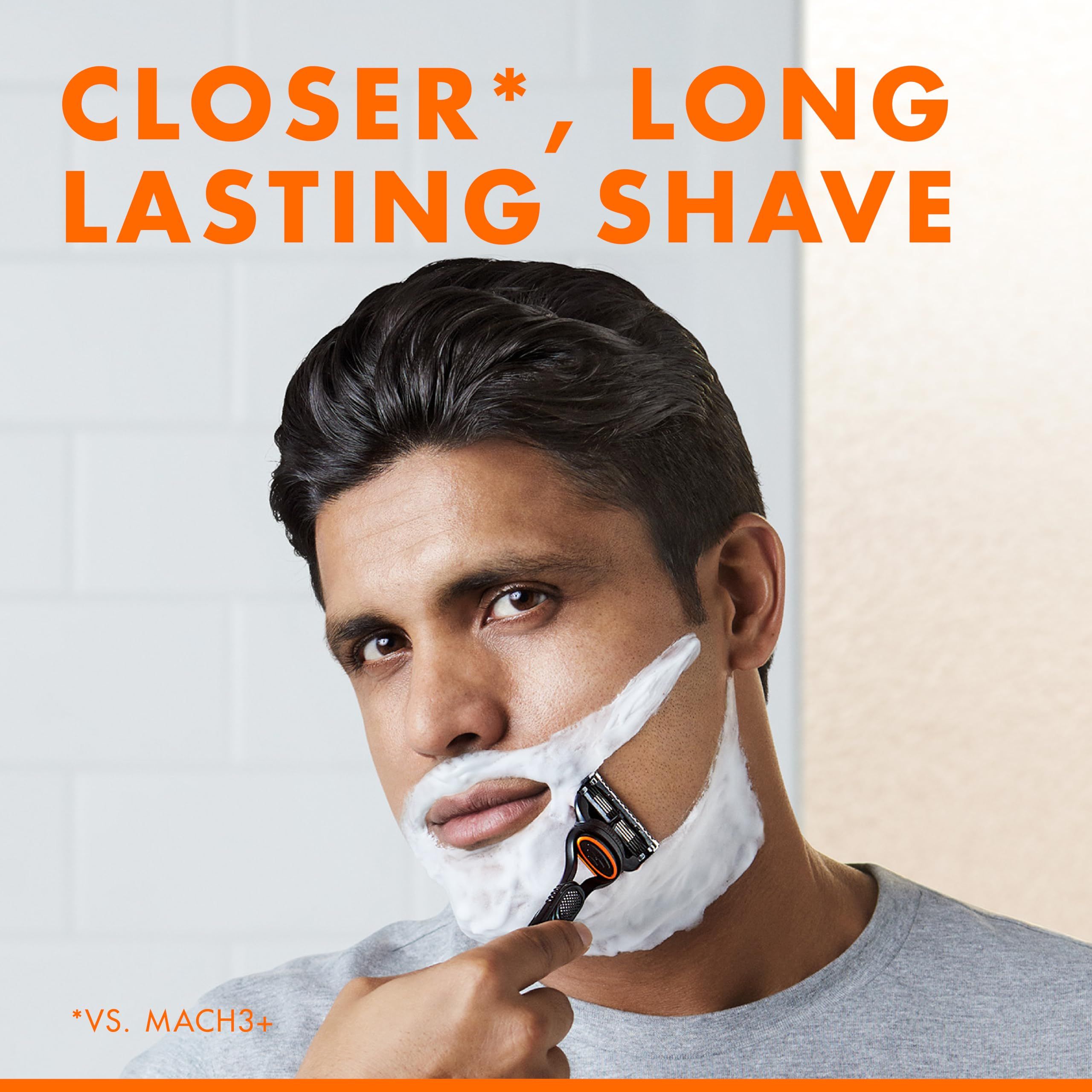 Uomo che si rade con un rasoio. Schiuma sulla barba. Testo: "CLOSER*, LONG LASTING SHAVE".
