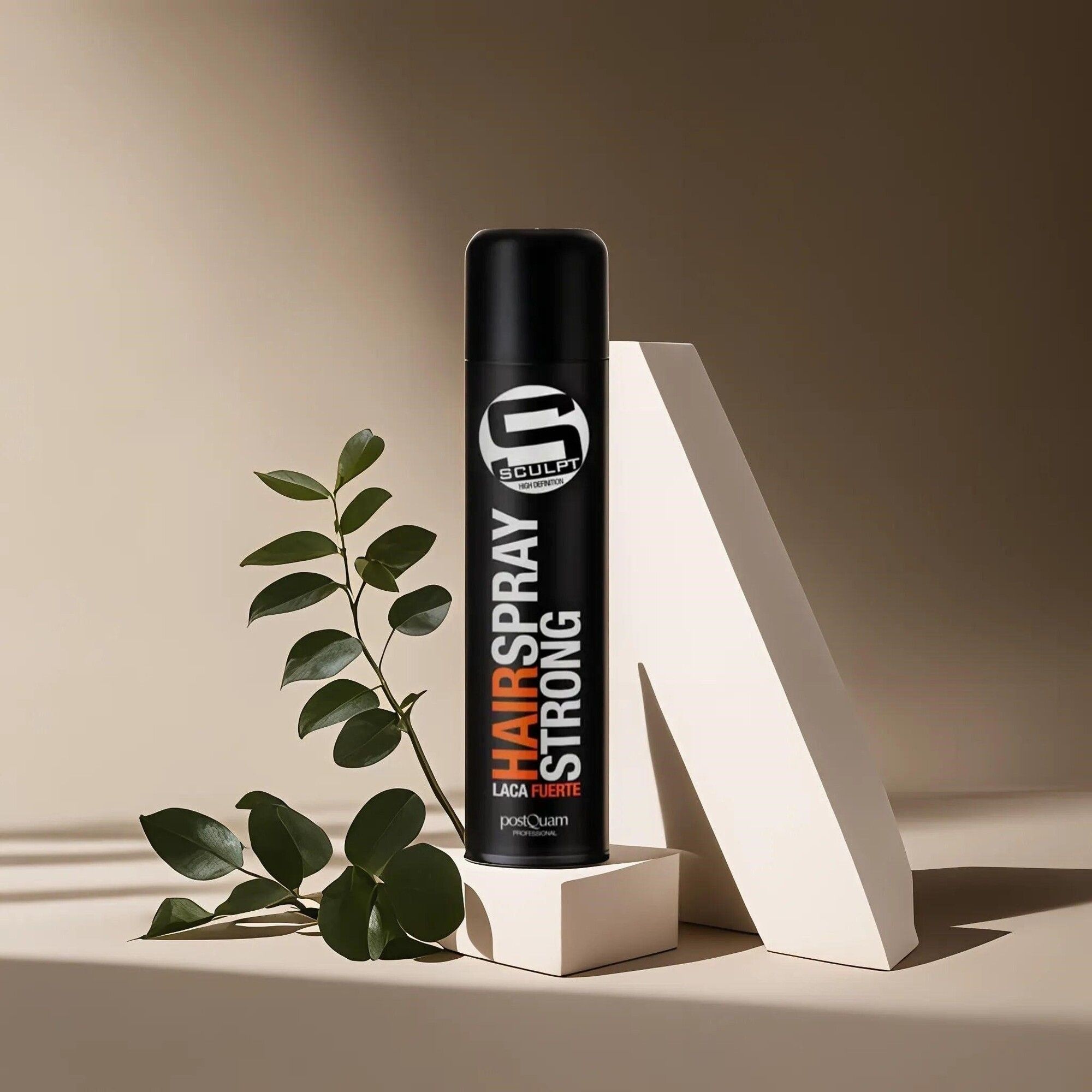 Bomboletta di lacca nera con logo 'S' bianco. Scritta 'HAIRSPRAY STRONG' e 'LACA FUERTE'. Marchio 'PostQuam'. Su piedistallo.