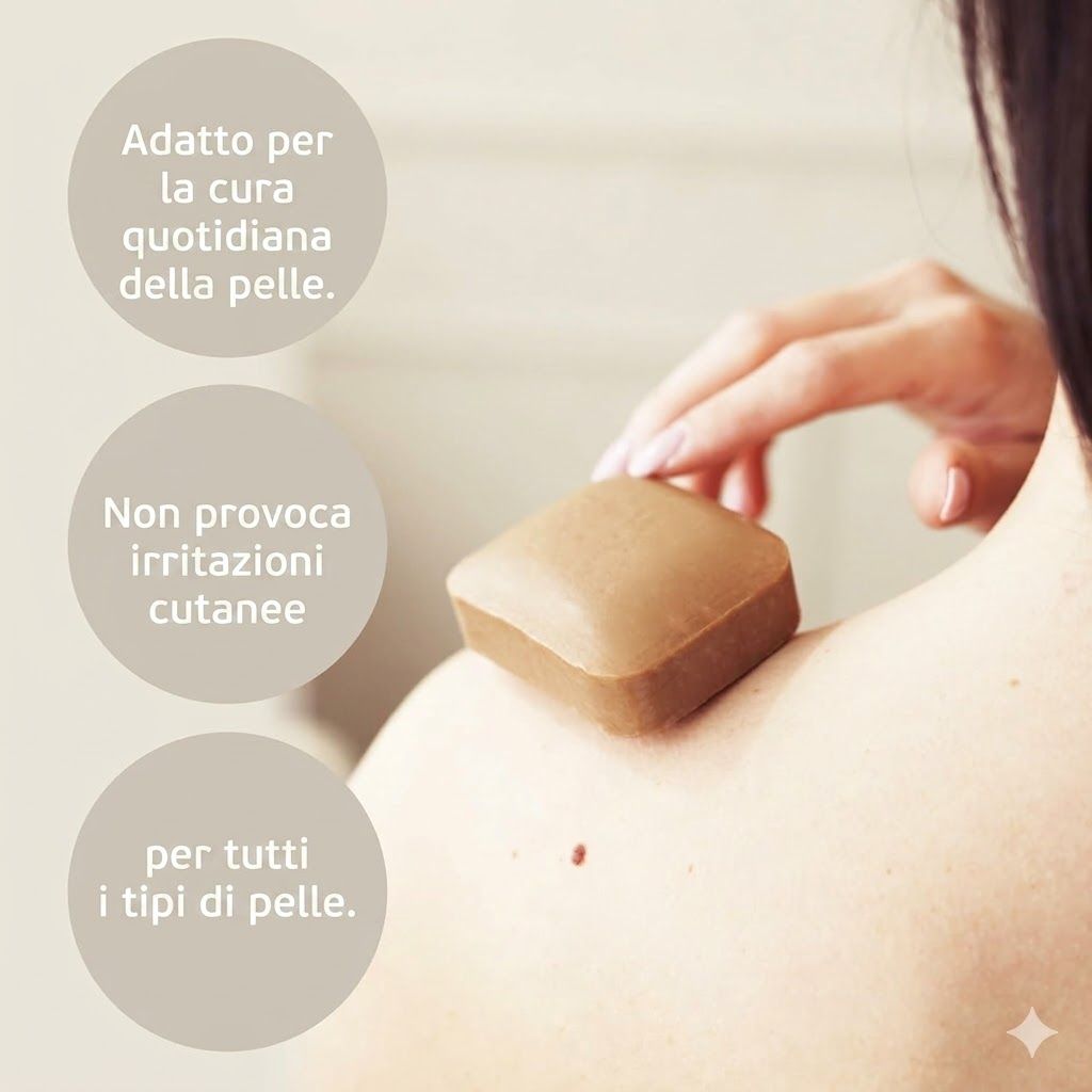 Sapone Dr. OHHIRA KAMPUKU sulla spalla di una persona, per la cura quotidiana della pelle.