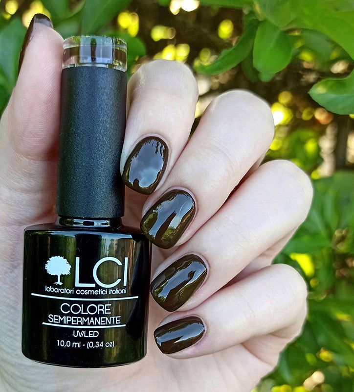 Flacone di smalto e unghie smaltate di marrone. Scritta: LCI, Colore Semipermanente, UVLED 10,0 ml.
