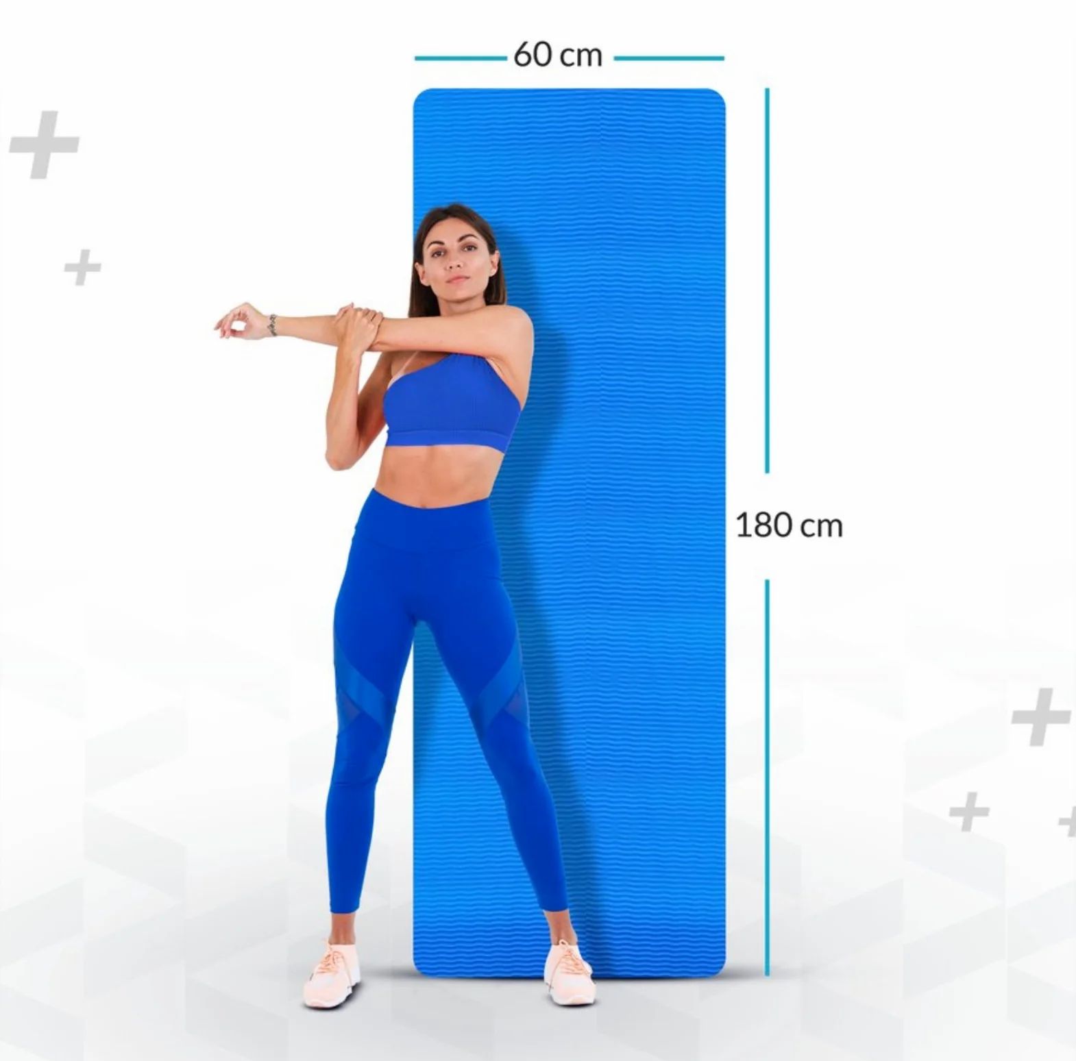 Tappetino yoga blu, dimensioni 180 x 60 cm. Donna che si allunga accanto al tappetino.