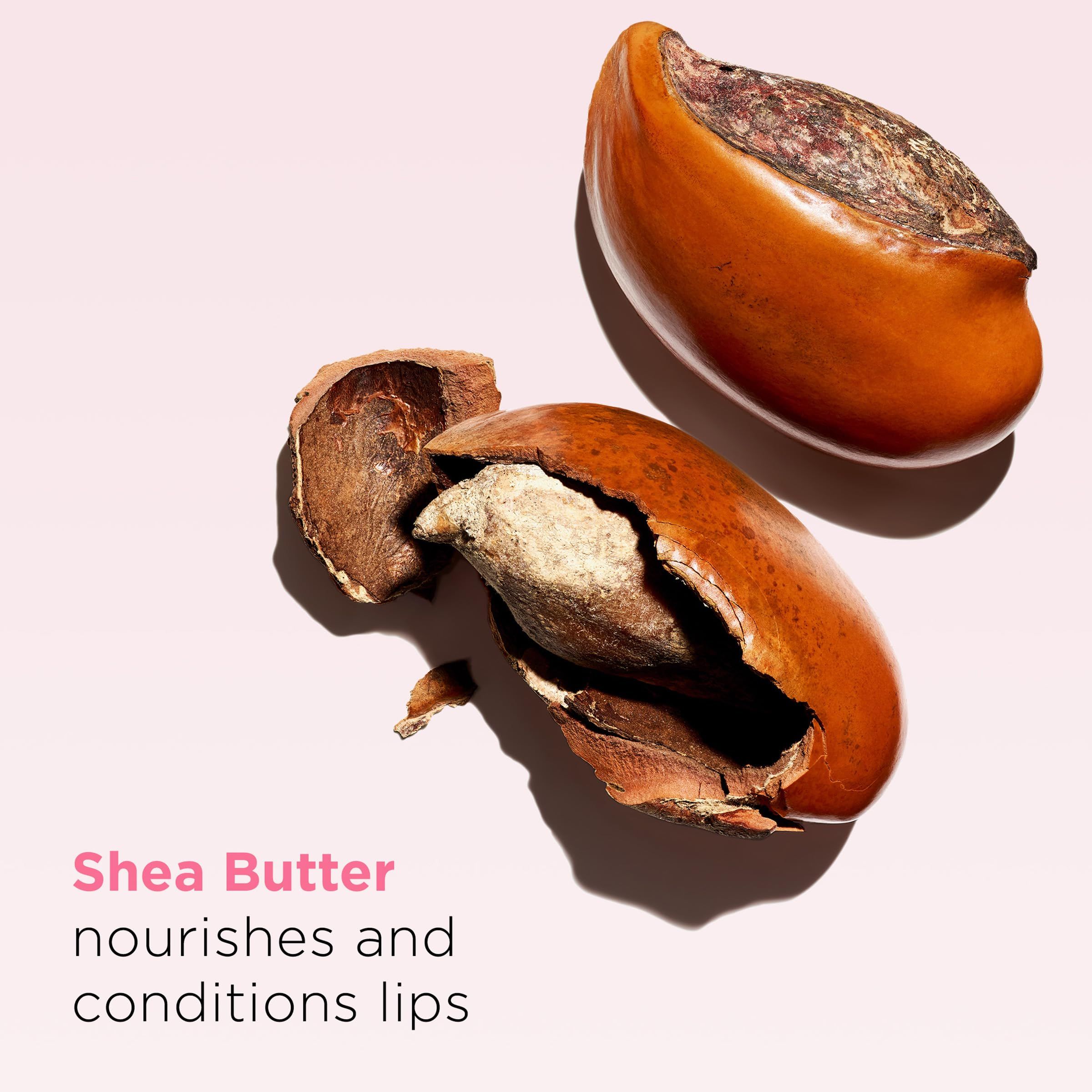 Due noci di burro di karité, una aperta. Testo: Il burro di karité nutre e condiziona le labbra.