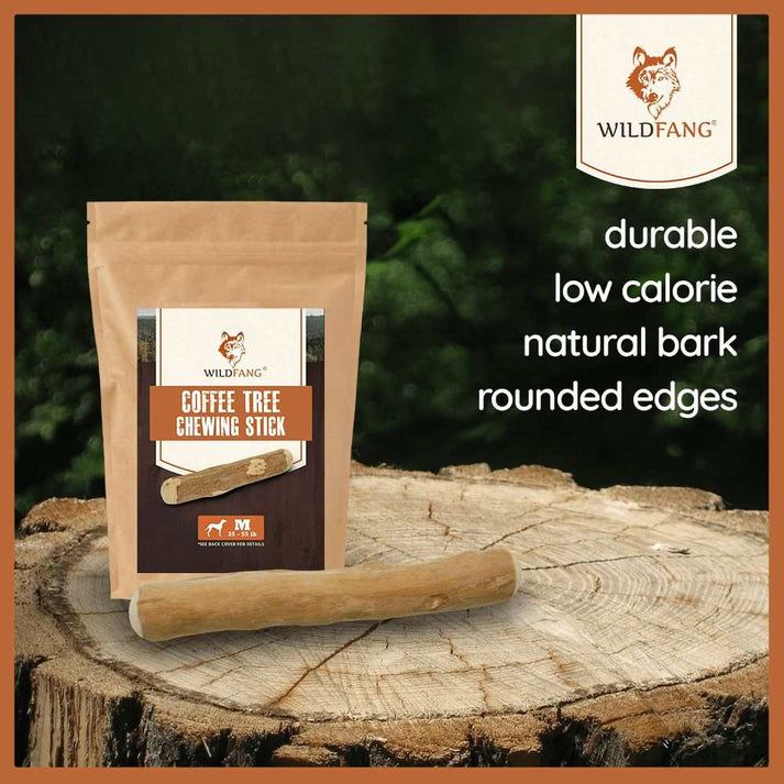 Confezione di snack masticabili WILDFANG. Un pezzo di legno è posizionato accanto. Testo: durevole, a basso contenuto calorico, corteccia naturale, bordi arrotondati.