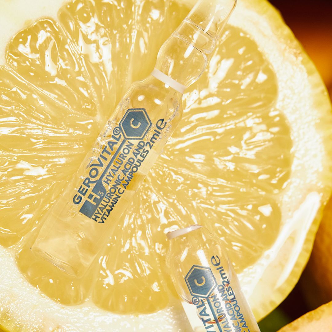 Due fiale Gerovital con acido ialuronico 2% e vitamina C su un limone.