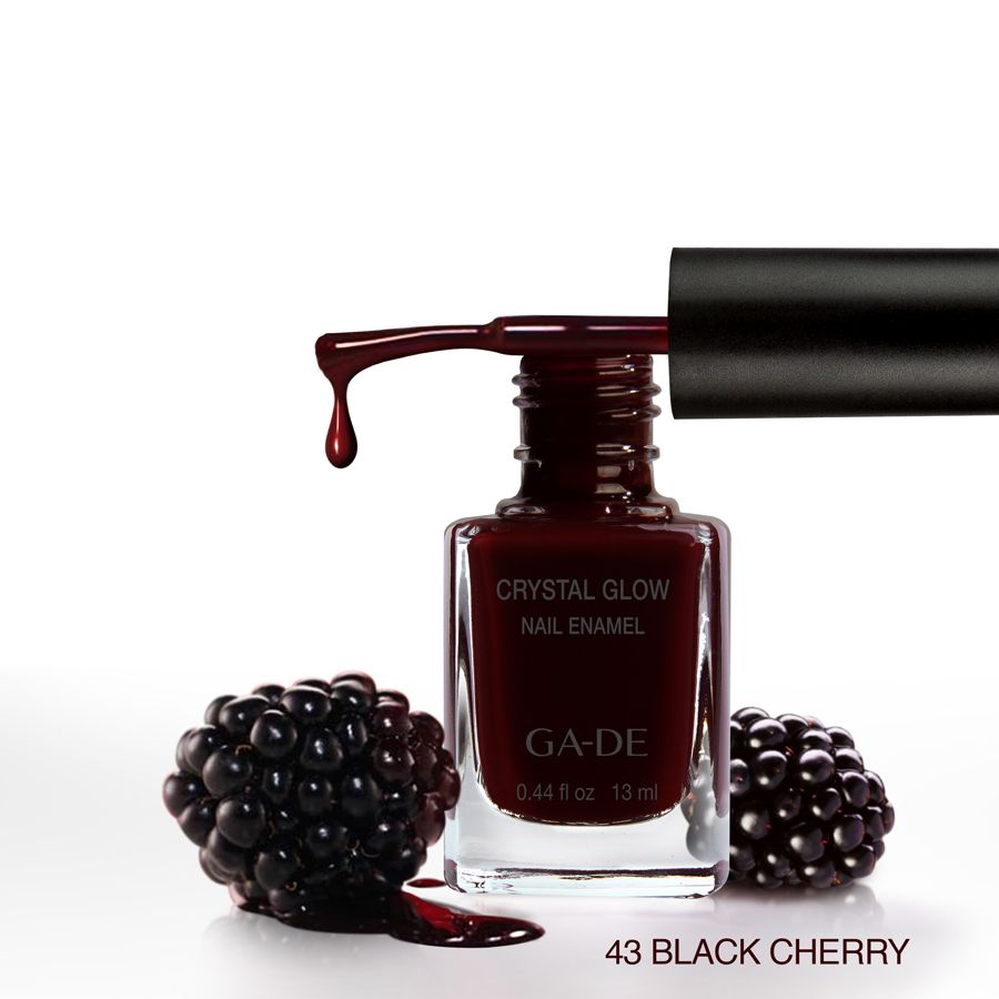 Smalto per unghie Ga-De Crystal Glow con pennello e goccia. More nere. Tonalità 43 Black Cherry. Logo Ga-De visibile.