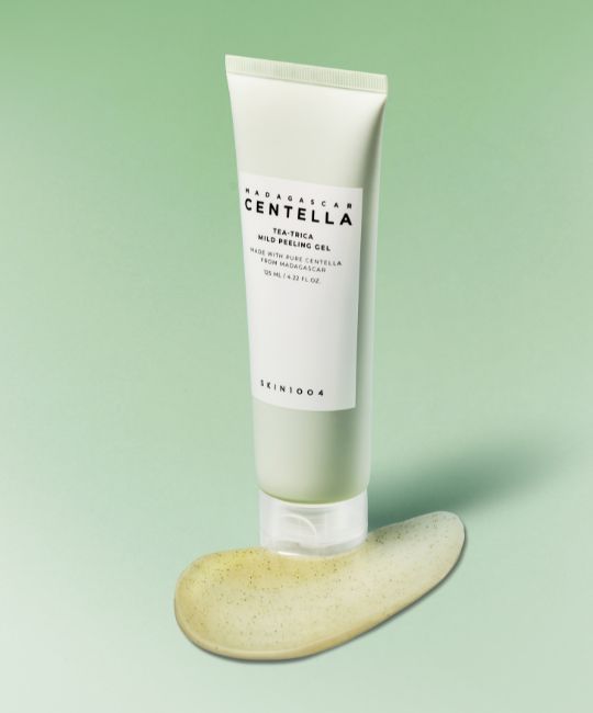 Tubo verde con etichetta bianca. Testo: MADAGASCAR CENTELLA, Tea-Trica Mild Peeling Gel. Macchia di gel accanto.