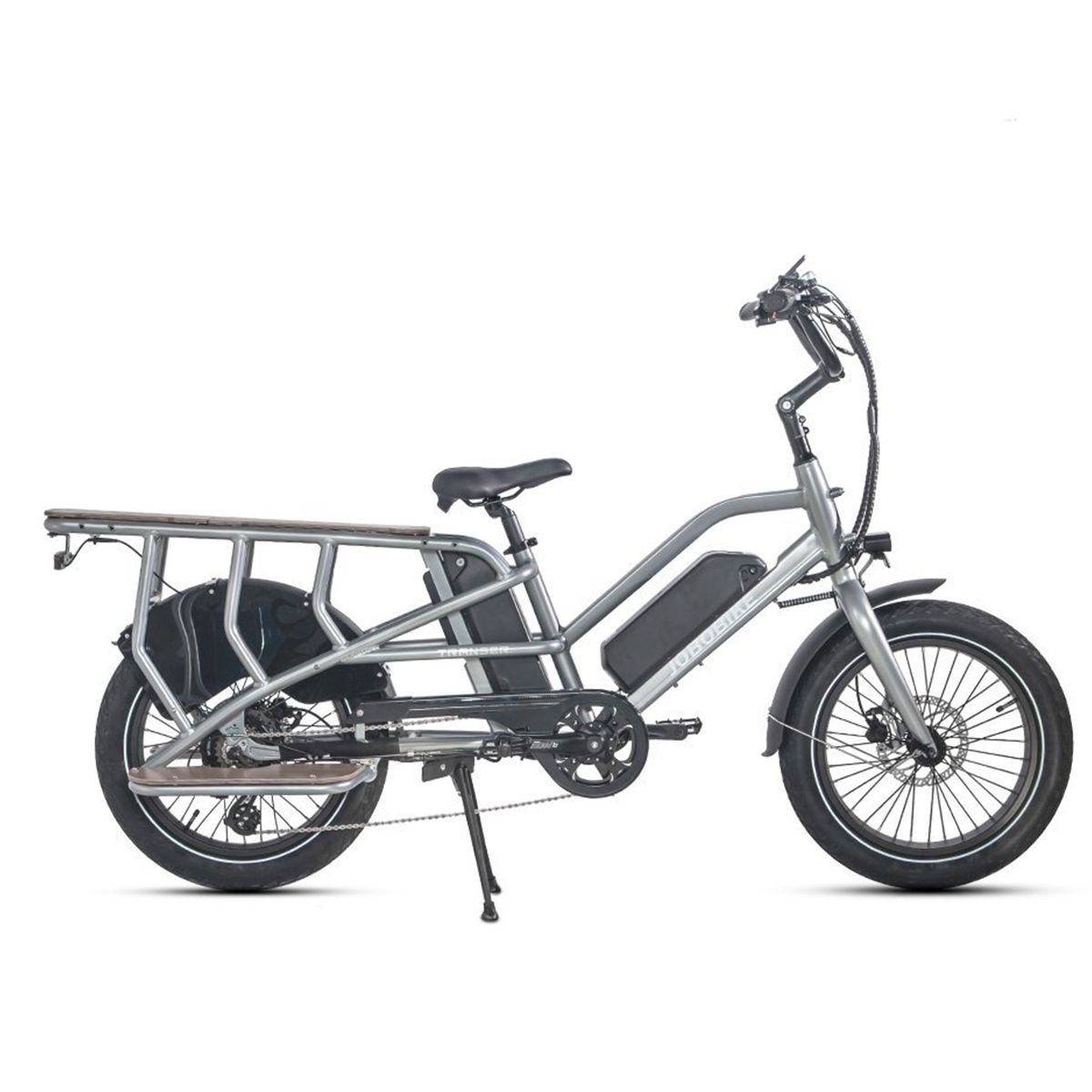 Bicicletta cargo elettrica grigia con doppia batteria. Portapacchi posteriore, pneumatici neri, dettagli argento. Vista laterale, sfondo bianco.