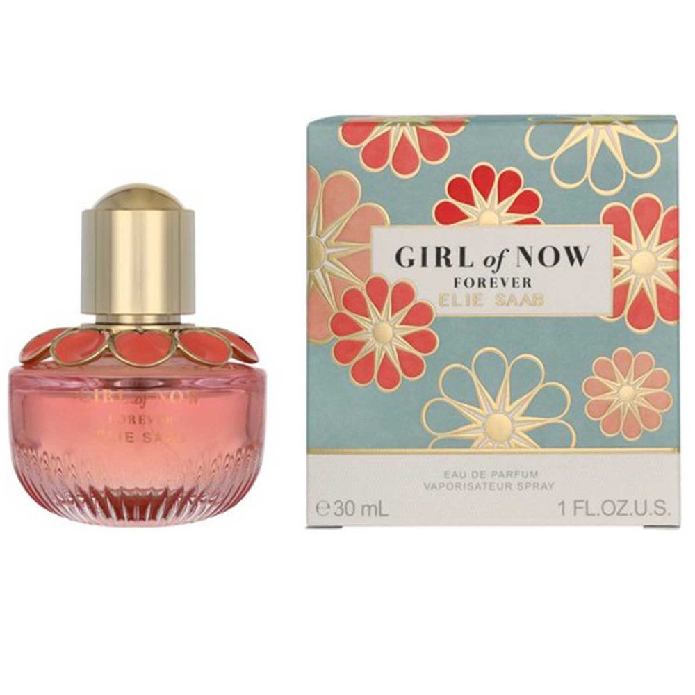 Flacone e scatola di profumo. Flacone rosa, tappo dorato, decoro floreale. Scatola blu con motivi floreali. Testo: Girl of Now Forever.