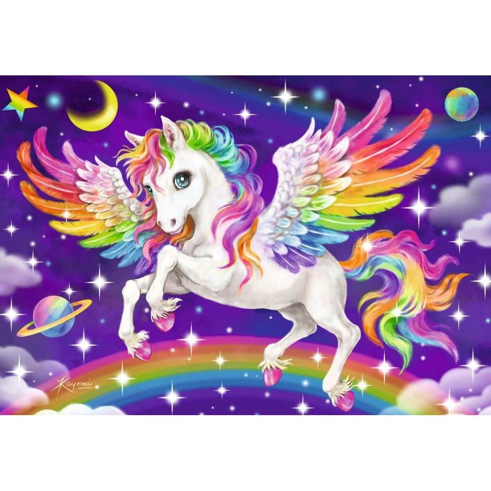Unicorno con criniera e ali arcobaleno davanti a un cielo notturno con stelle, luna e pianeti. Arcobaleno sotto.