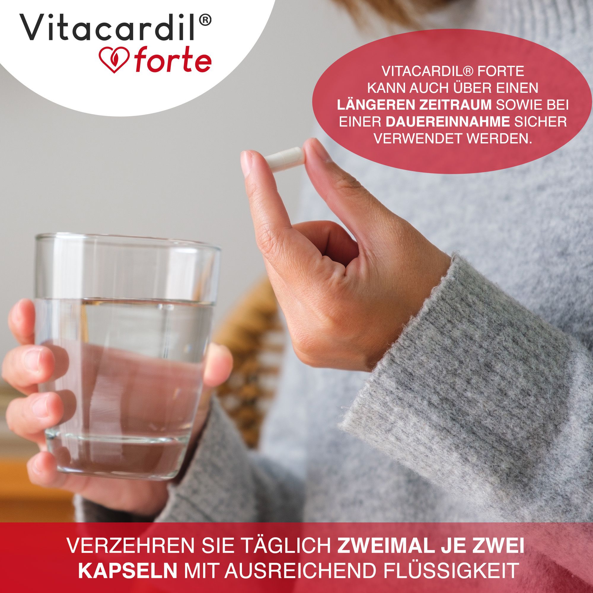 Una mano tiene una capsula e un bicchiere d'acqua. Il testo indica di assumere due capsule con liquido. Il prodotto è Vitacardil® forte.