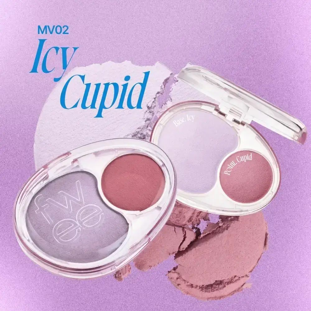 Due FWEE Mellow Dual Blusher MV02 Icy Cupid. Contenitori ovali trasparenti con due colori di fard. Testo FWEE e Icy Cupid.
