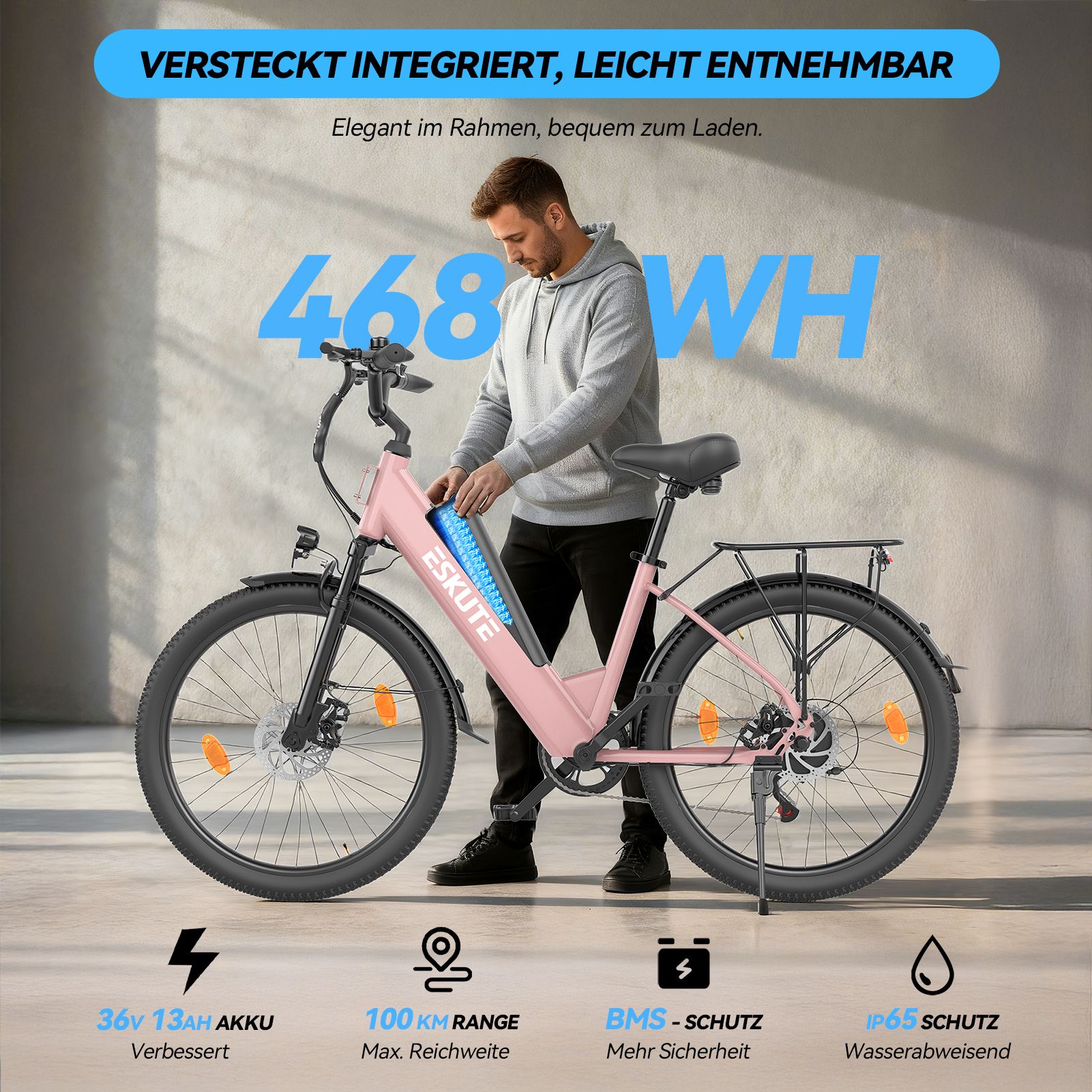 Uomo che inserisce la batteria in una bici elettrica rosa. Testo: Batteria 36V 13AH, autonomia 100KM, protezione BMS, IP65 impermeabile.