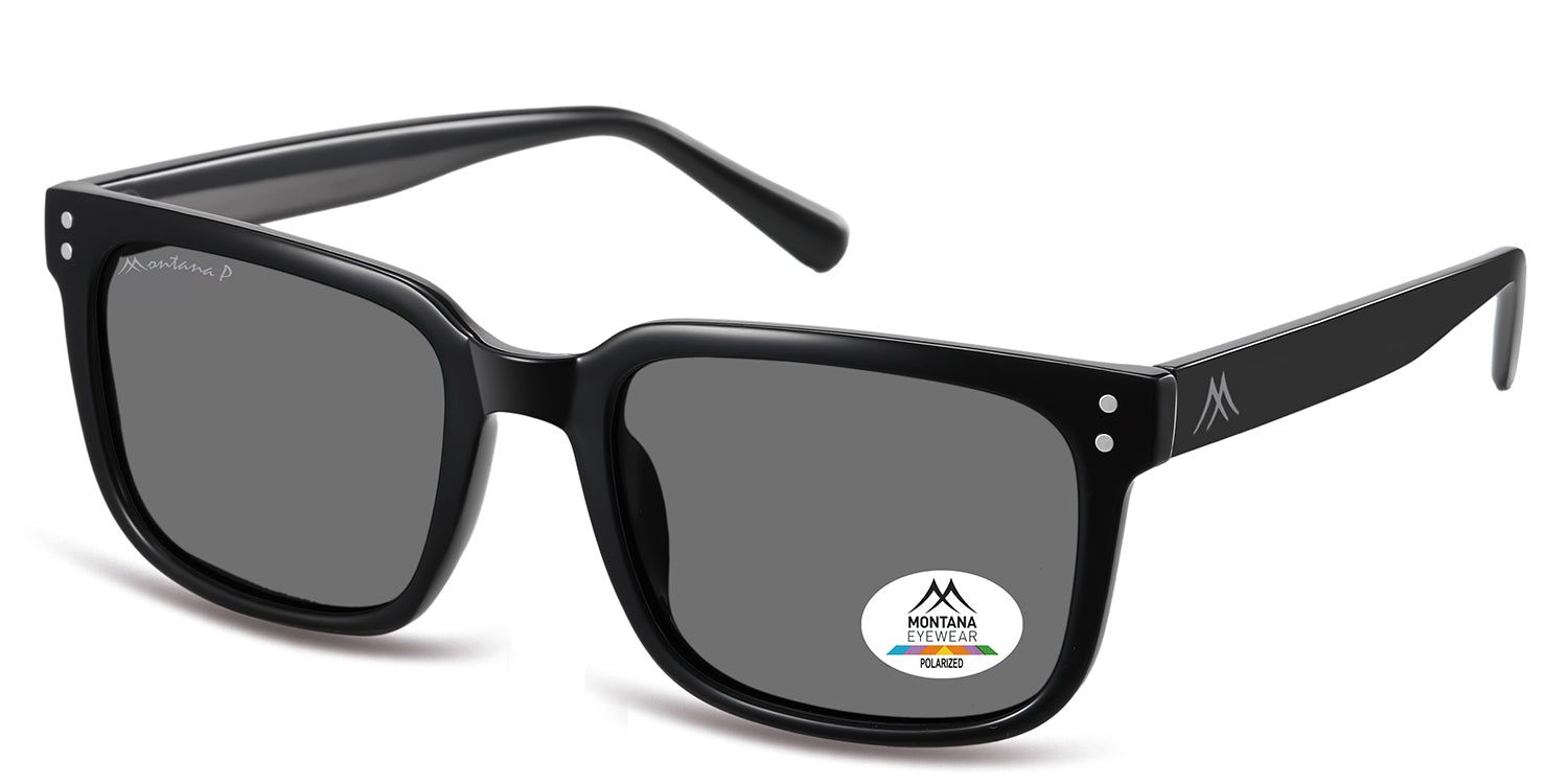 Occhiali da sole neri, vista obliqua. Lenti rettangolari, logo Montana Eyewear sulla lente. Lenti polarizzate.