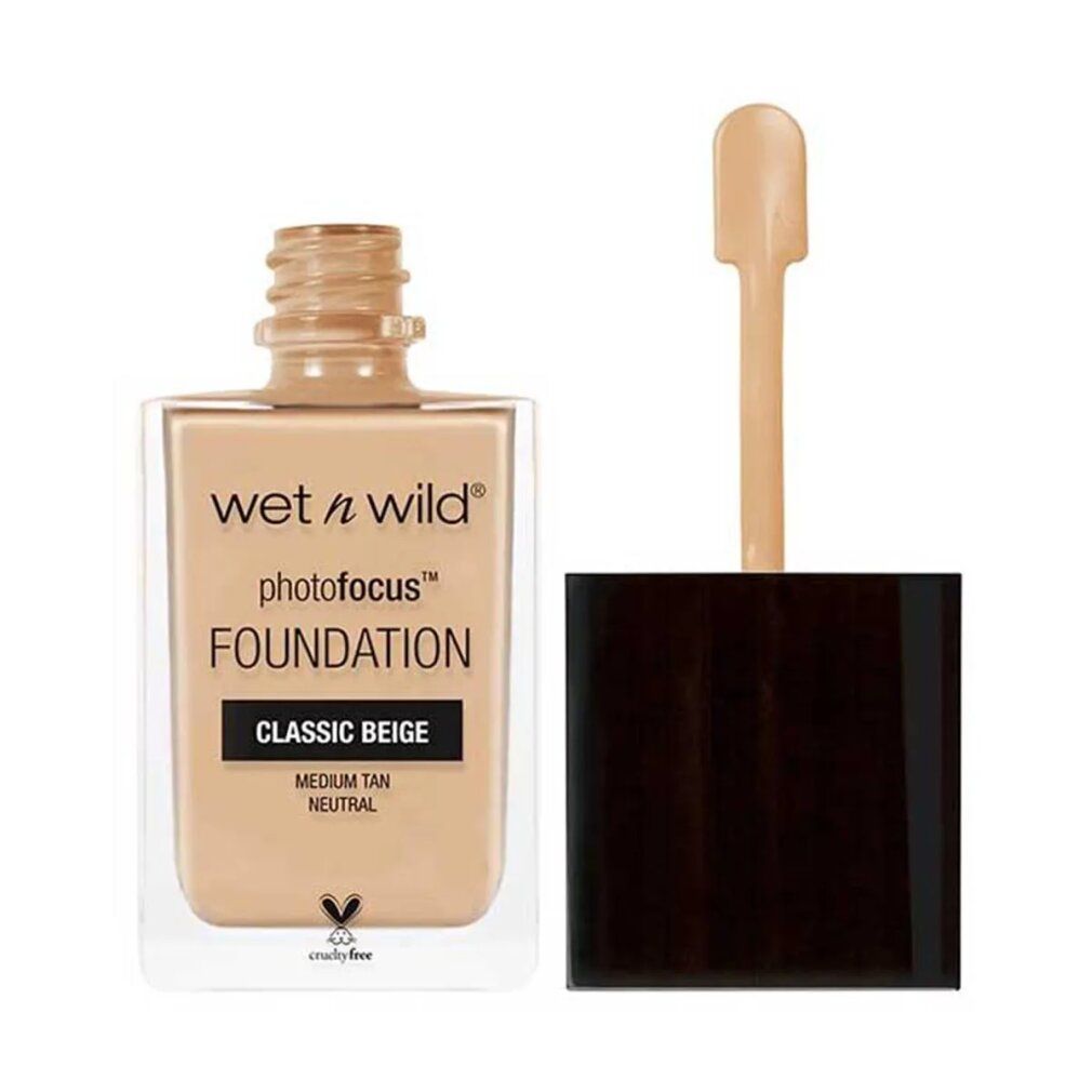 Fondotinta Wet n Wild Photofocus Classic Beige. Flacone aperto con applicatore. Tonalità beige.