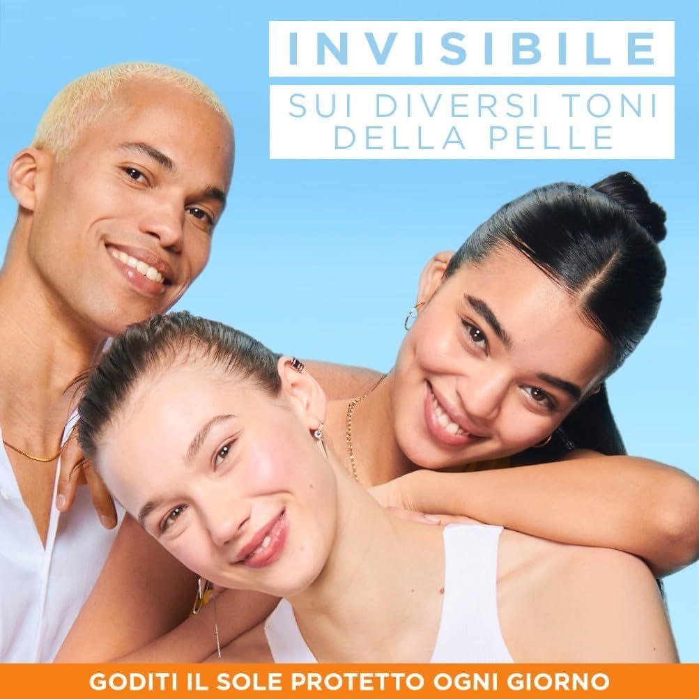 Tre persone sorridono. Testo: Invisibile sui diversi toni della pelle. Sfondo blu.