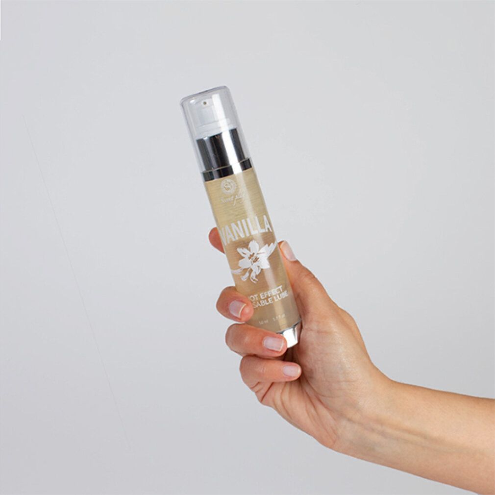 Flacone tenuto in mano da donna. Scritta: VANILLA, HOT EFFECT KISSABLE LUBE. Marca: Secret Play. 50 ml.