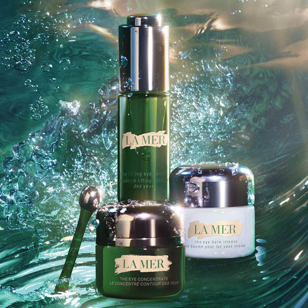 Tre prodotti La Mer: balsamo occhi, siero e concentrato occhi. Con un applicatore. Posizionati in acqua.