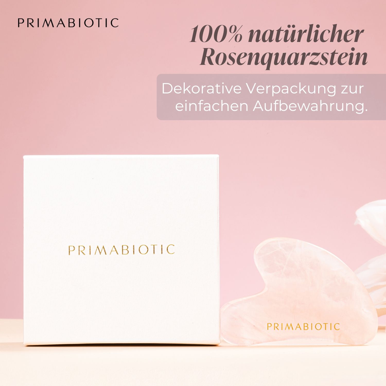 Pietra Gua Sha in quarzo rosa accanto alla confezione bianca. Testo: 100% quarzo rosa naturale.