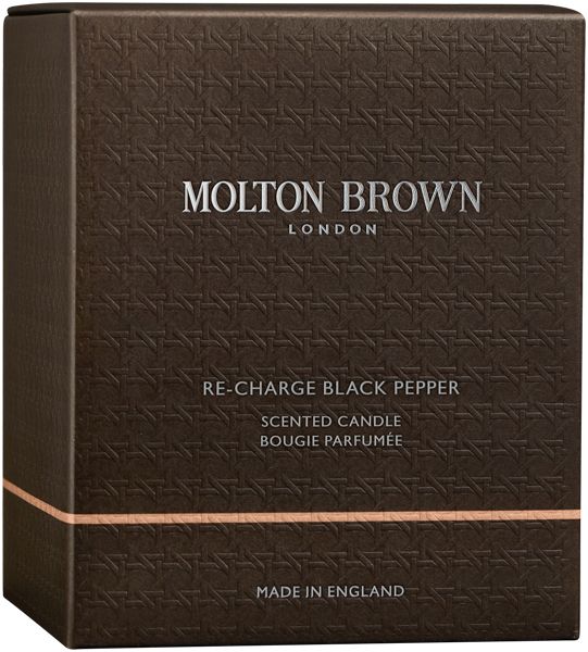 Scatola marrone con motivo in rilievo. Scritta: Molton Brown London, Re-Charge Black Pepper, Scented Candle, Bougie Parfumée, Made in England.