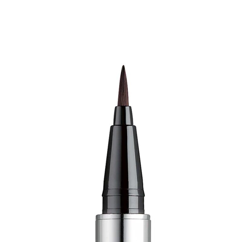 Punta di un eyeliner liquido con applicatore fine.