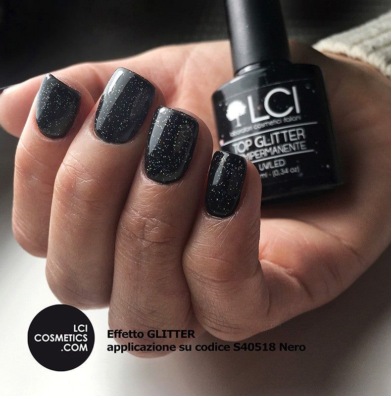 Smalto nero glitterato sulle unghie. Flacone con nome del prodotto. Scritta: LCI Cosmetics.