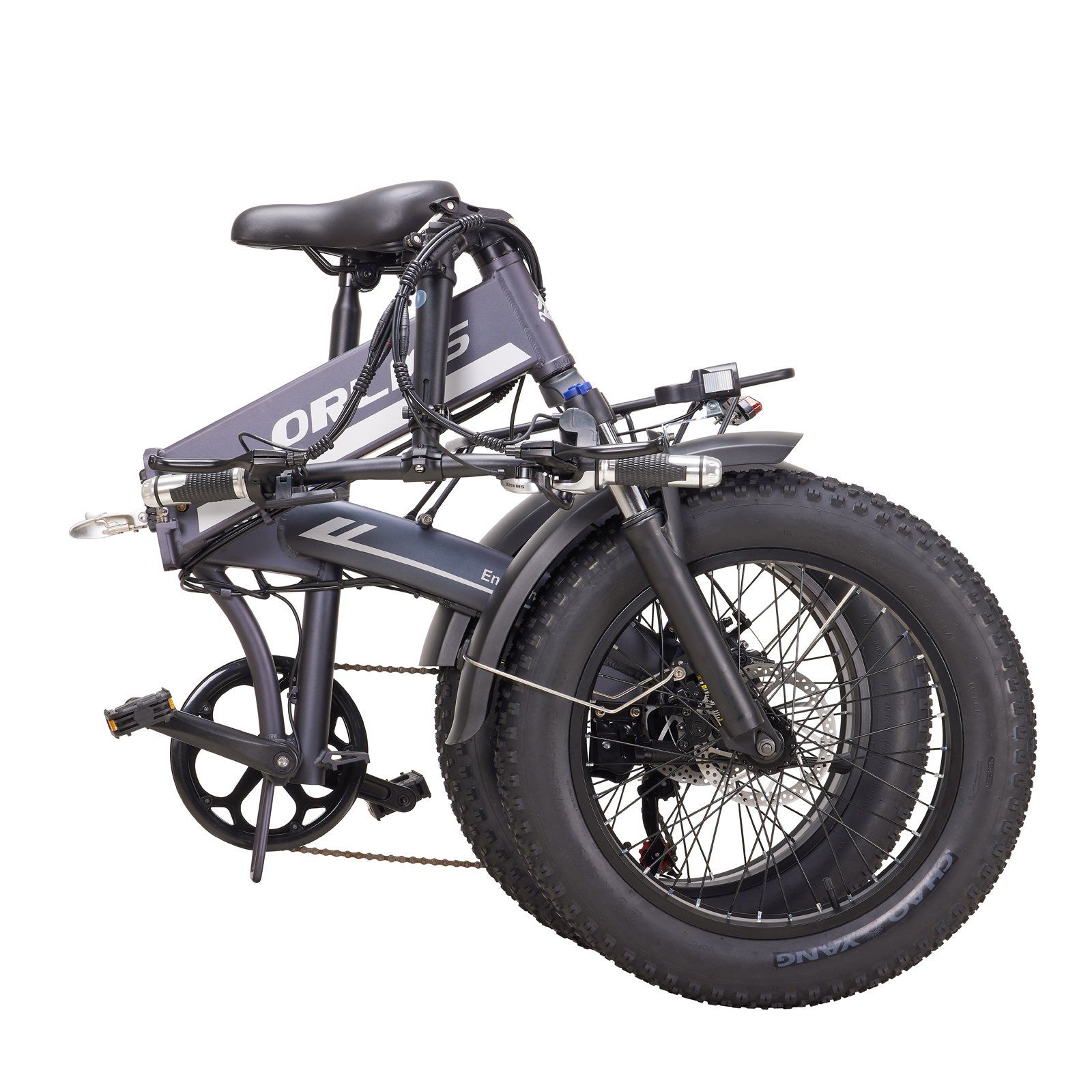 E-bike piegata, grigia, pneumatici larghi. Logo ORLMS visibile. Pedali e manubrio ripiegati.