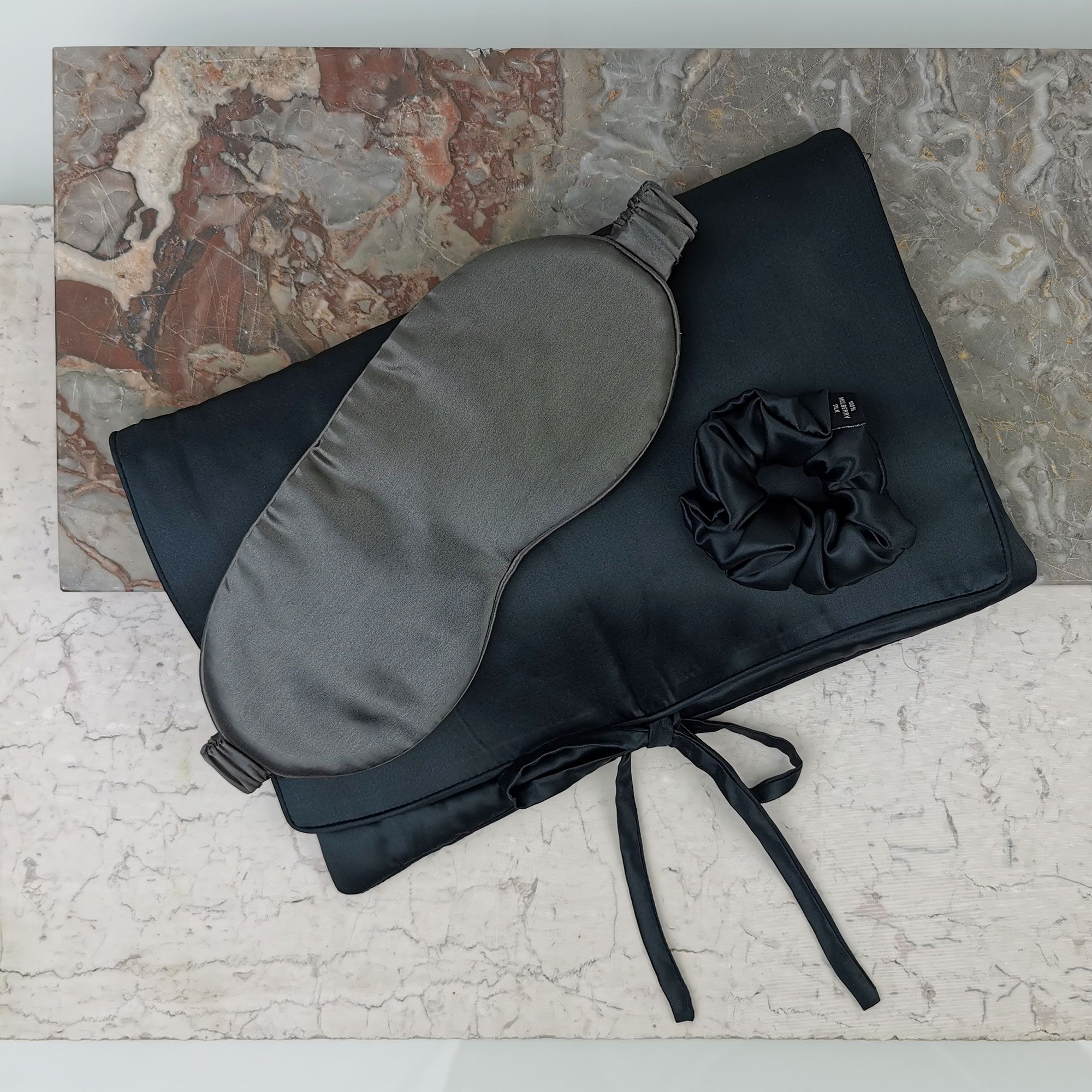 Borsa in seta blu scuro, con nastri per chiuderla.