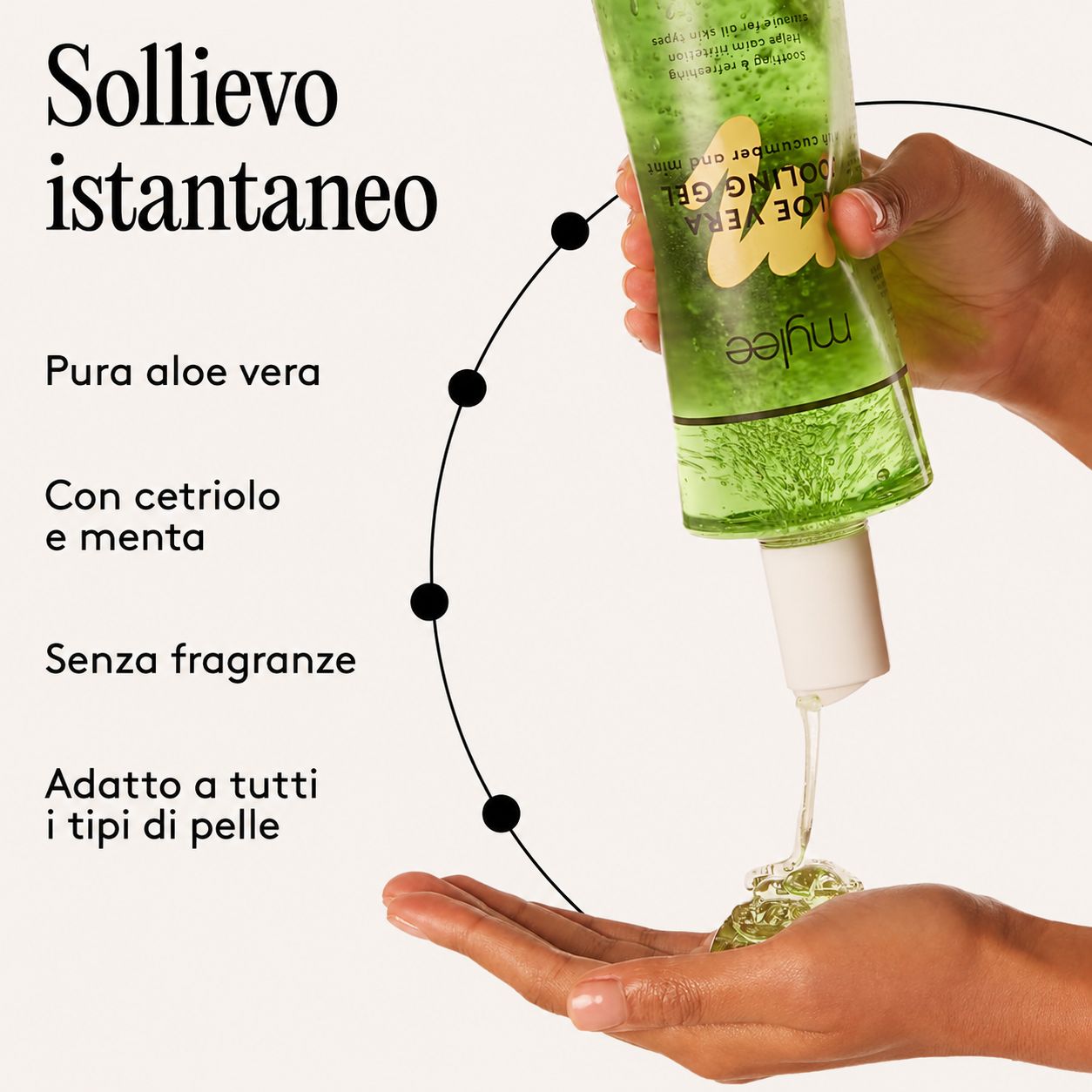 Gel di aloe vera versato da una bottiglia in una mano. Testo: Aloe vera pura, con cetriolo e menta, senza profumo, adatto a tutti i tipi di pelle.