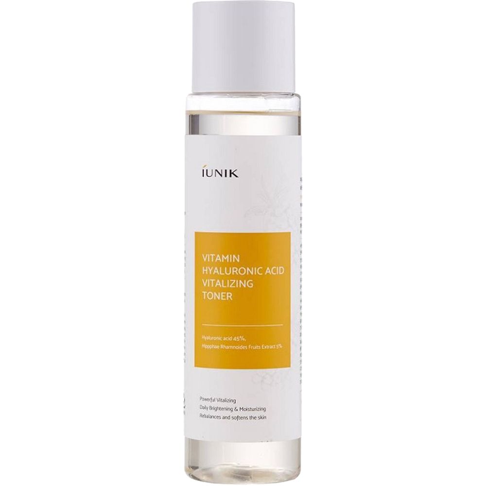 Flacone trasparente con tappo bianco ed etichetta gialla. Scritta: iUNIK Vitamin Hyaluronic Acid Vitalizing Toner.