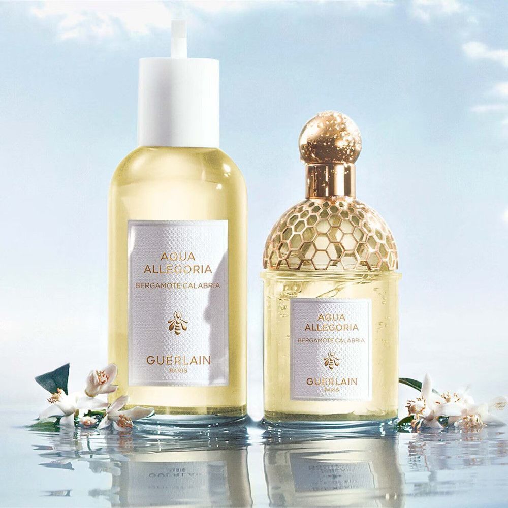 Due flaconi di profumo affiancati. Scritta: Aqua Allegoria Bergamote Calabria. Marchio: Guerlain.