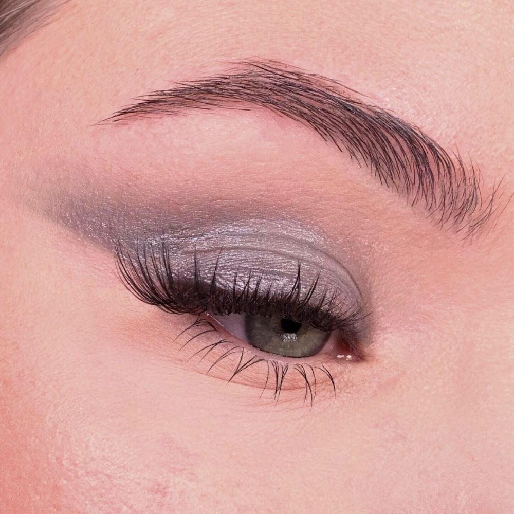 Occhio con ombretto grigio. Ciglia e sopracciglia. Tono della pelle rosa.