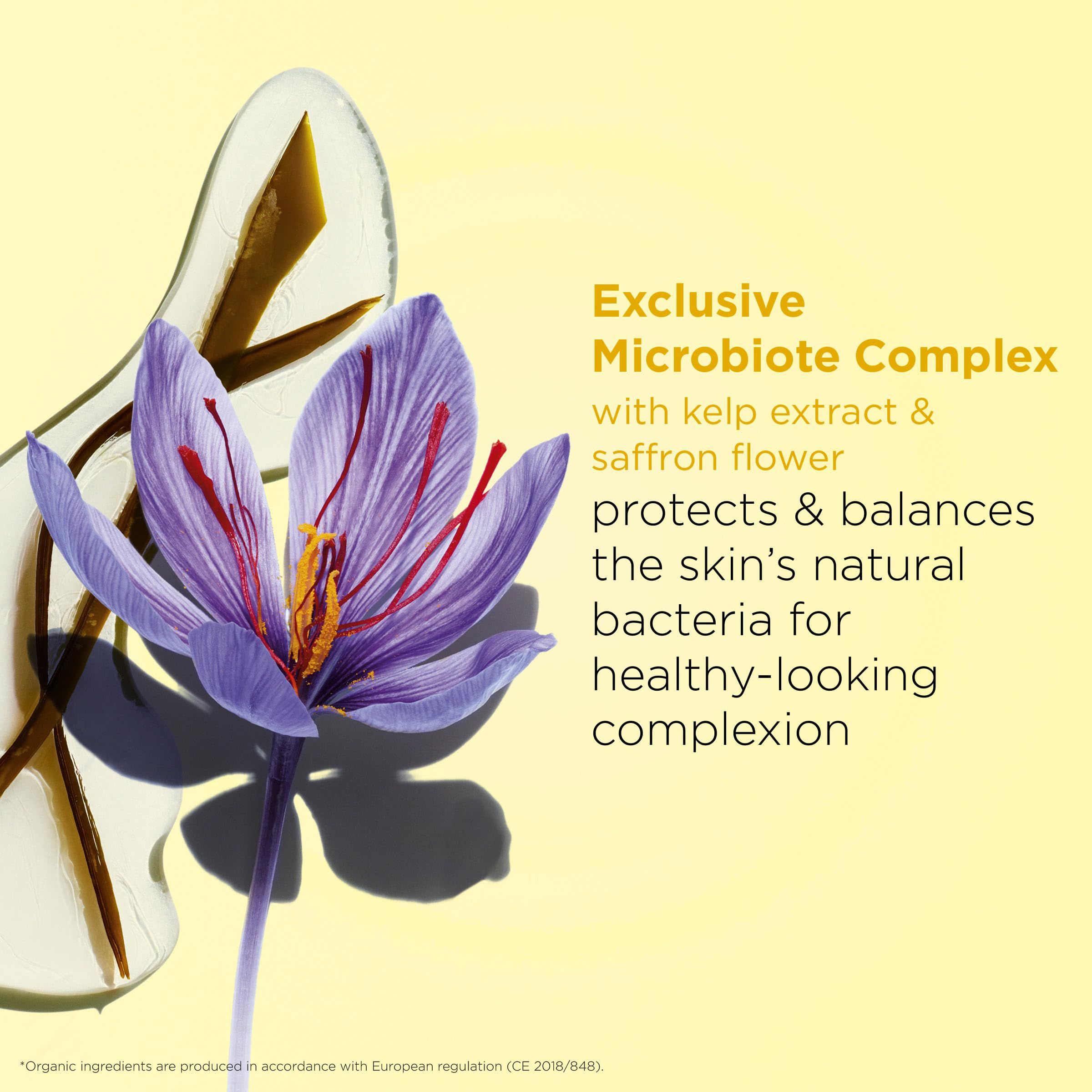 Primo piano di un fiore e di una foglia. Testo: Exclusive Microbiote Complex con estratto di alga e fiore di zafferano.