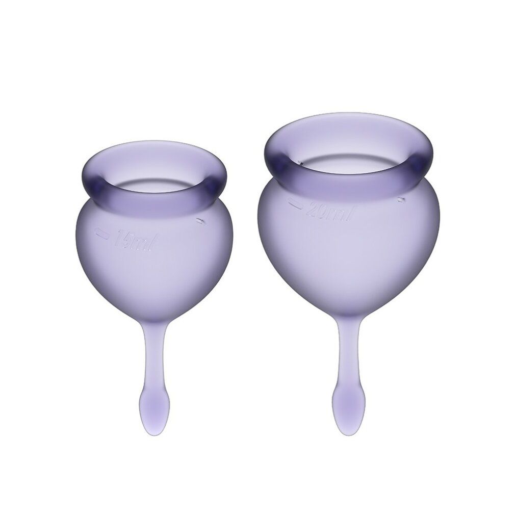 Due coppette mestruali lilla con stelo. Un segno di misurazione è visibile su una coppetta.
