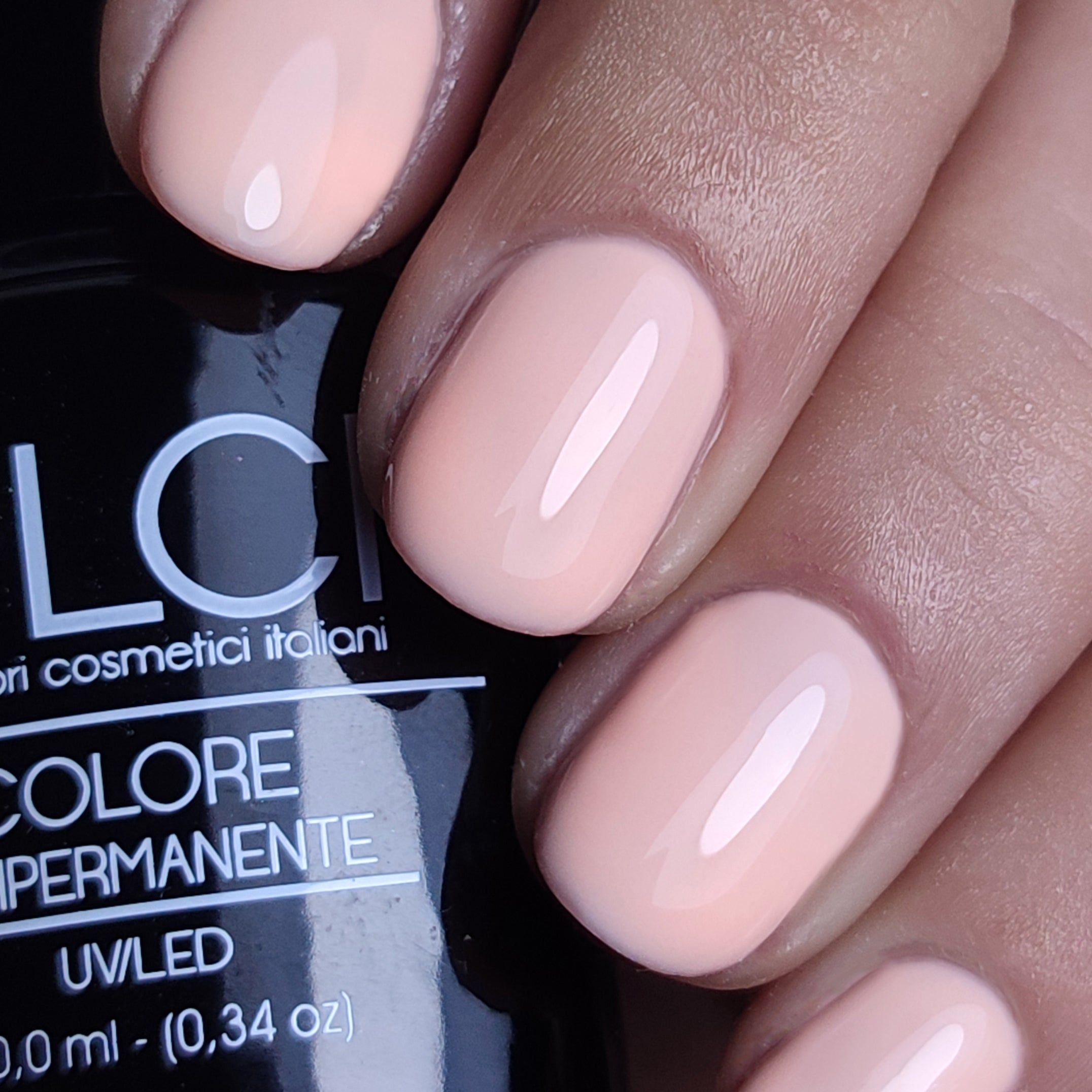 Unghie smaltate color Albicocca. Finitura lucida. Scritta visibile "COLORE SEMIPERMANENTE".