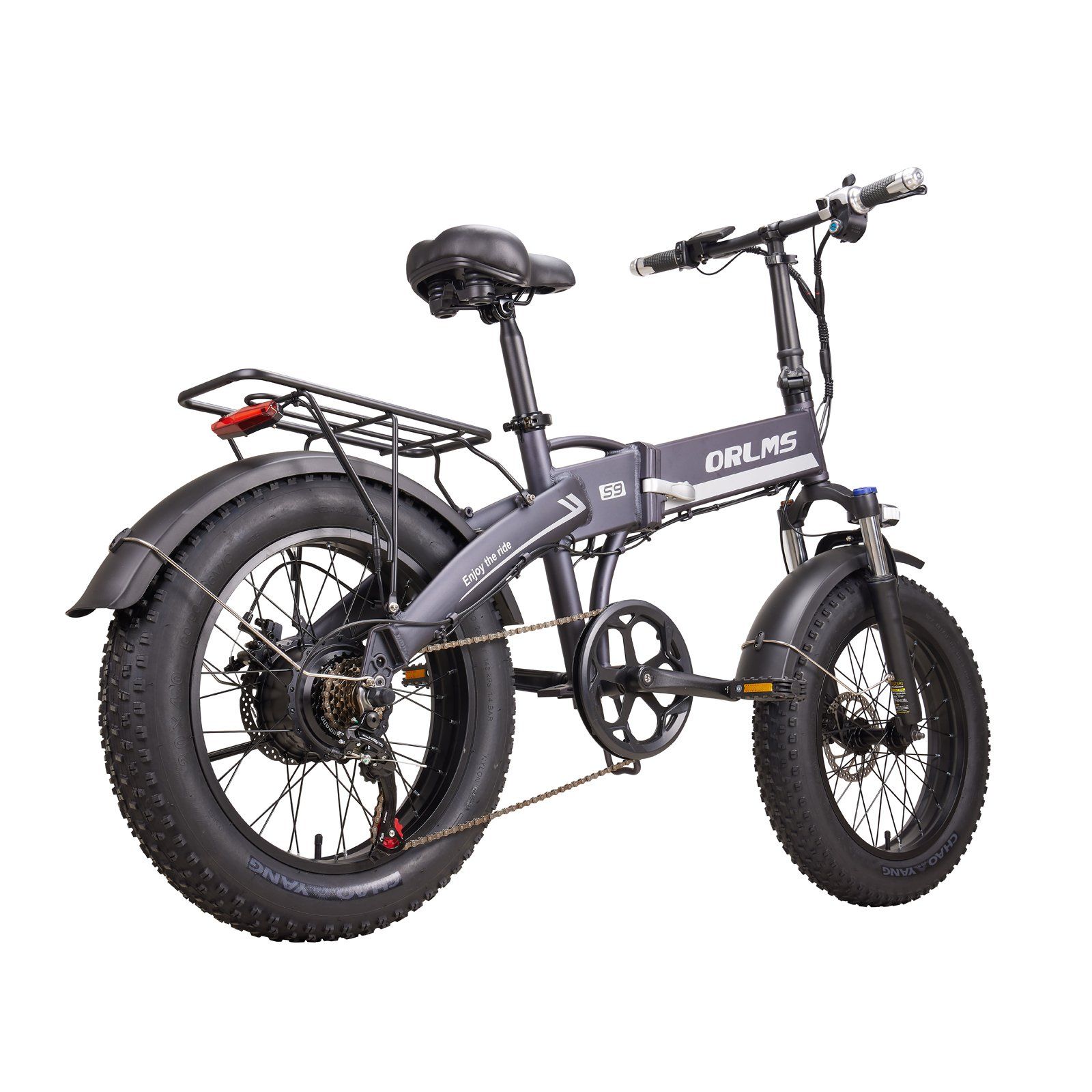 E-bike pieghevole grigia, pneumatici larghi. Logo ORLMS sul telaio. Portapacchi e fanale posteriore.