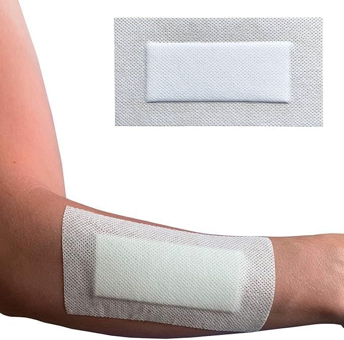 Medicazione sterile su un braccio, con vista dettagliata.
