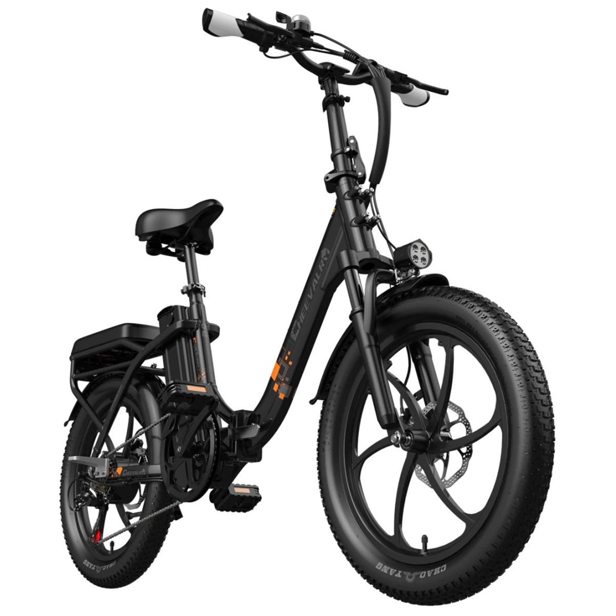 Bicicletta elettrica nera con pneumatici larghi, faro e portapacchi. Manubrio e sella visibili.