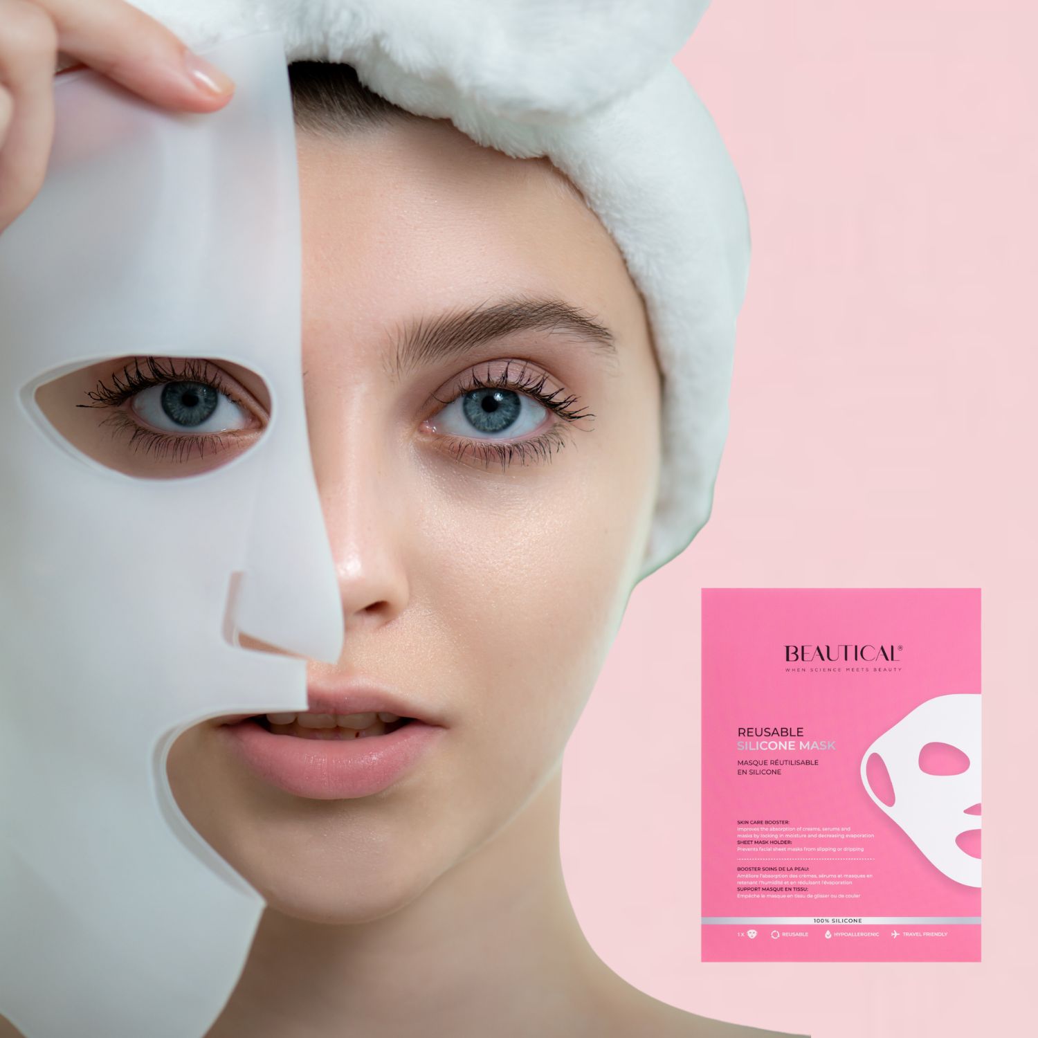 Donna tiene maschera in silicone bianca davanti al viso. Sfondo: parete rosa, asciugamano. A destra: confezione con maschera.