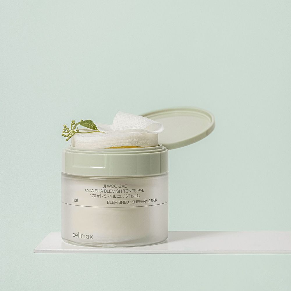 Contenitore aperto Celimax Ji Woo Gae CICA BHA Blemish Toner Pad con dischetti e coperchio.