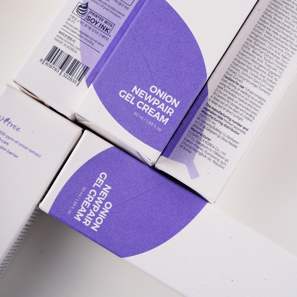 Diverse scatole di ISNTREE Onion Newpair Gel Cream. Colori viola e bianco. Testo: Onion Newpair Gel Cream, 50 ml.