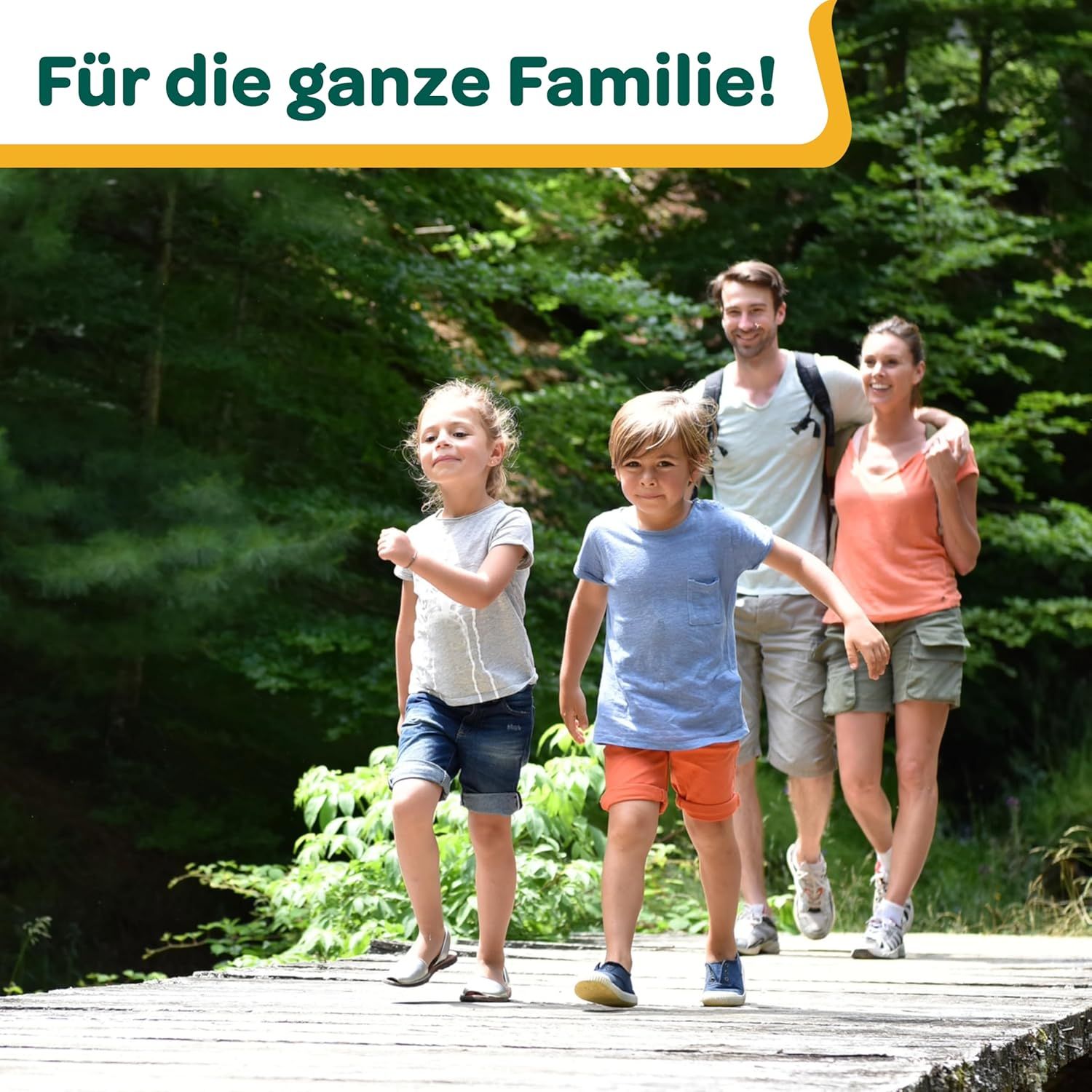 Famiglia che cammina su una passerella di legno nella foresta. Testo: Per tutta la famiglia!
