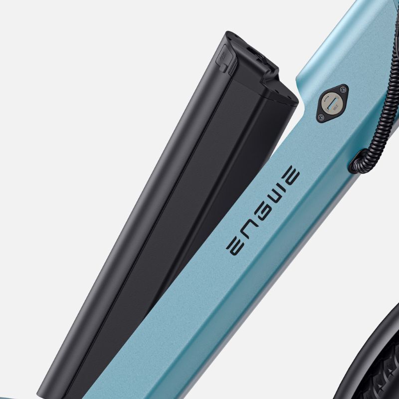 Primo piano del telaio di una e-bike azzurra. Una batteria nera è parzialmente inserita. Il logo ENGWE è visibile.